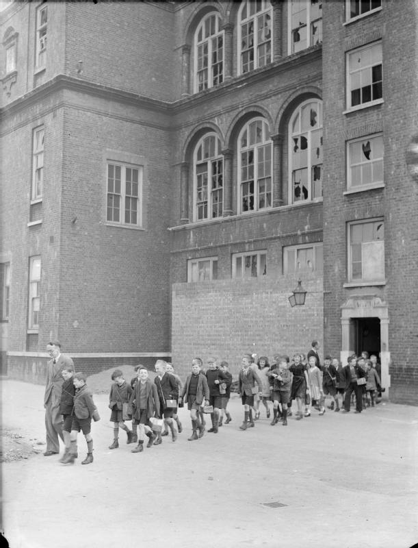 https://upload.wikimedia.org/wikipedia/commons/4/4c/London_Schools_in_Wartime-_School_Life_in_London%2C_England%2C_1941_D3156.jpg