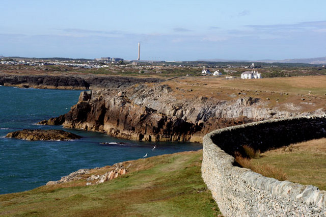 File:Long wall - geograph.org.uk - 336852.jpg