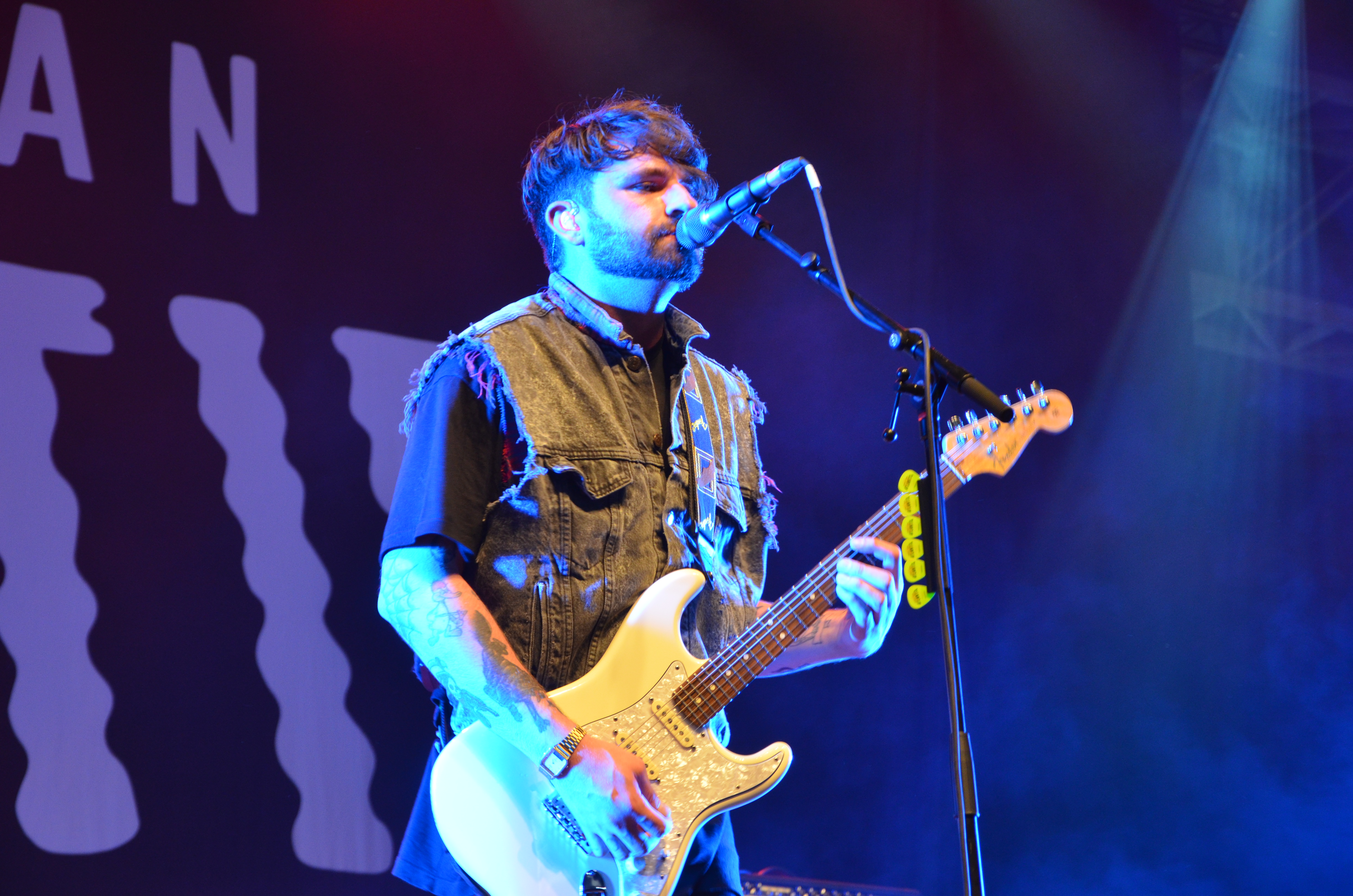 condensor gitaar Ga op pad File:Lower Than Atlantis Rock am Ring 2015 (11).JPG - Wikimedia Commons