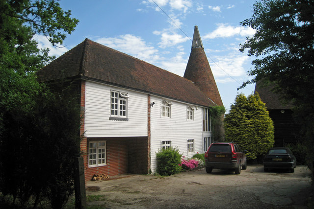 File:Oast House at Lower Bough Farm, Burwash Weald, East Sussex - geograph.org.uk - 1317919.jpg