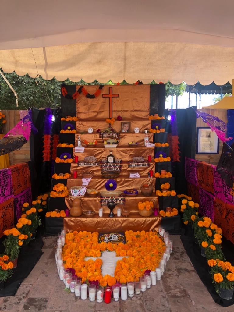 File:Ofrenda de Día de Muertos en  - Wikimedia Commons