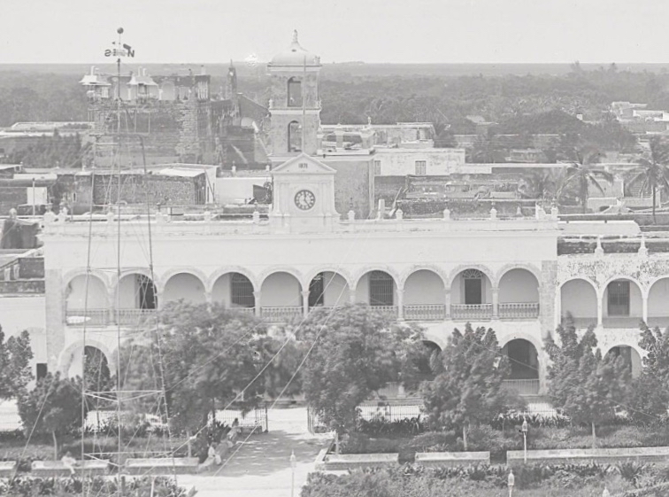 File:Plaza Grande Merida Yucatan por Maler - Palacio Municipal.jpg