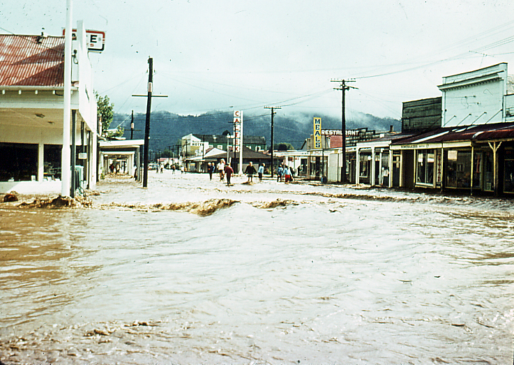 File:Reefton flooded by the Inangahua, 1975.jpg