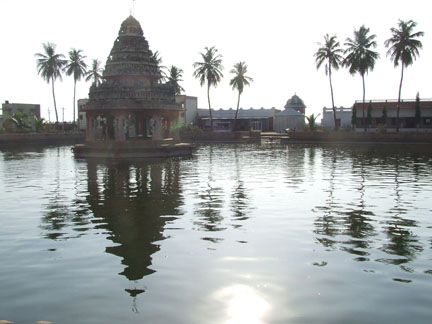 File:Sacred temple water tank of Koviloor, Tamil Nadu.jpg