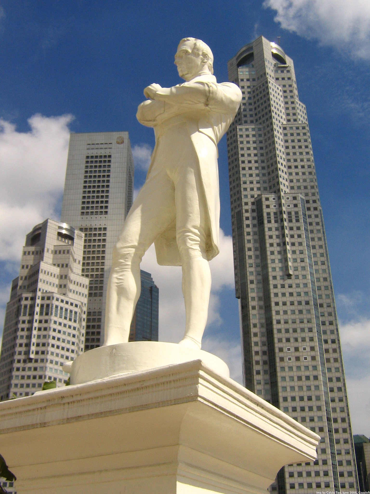 Estátua de [[Thomas Stamford Raffles