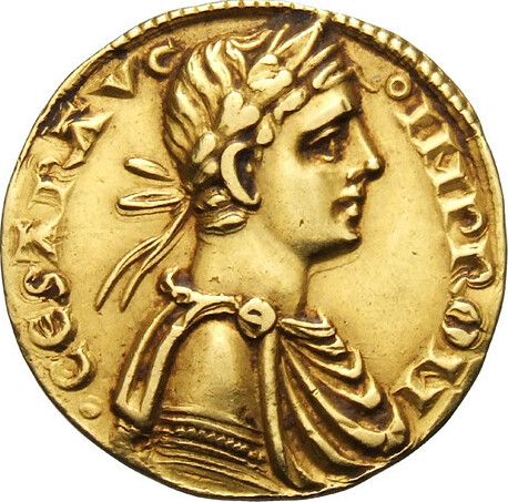 A gold [[augustalis]] bearing Frederick's effigy. Legend: {{Smallcaps|c(a)esar aug(ustus) imp(erator) rom(anorum)}}