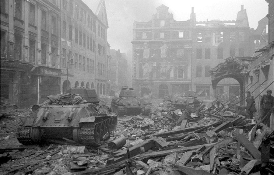 File:Tanks in street battle in Poznań.jpg