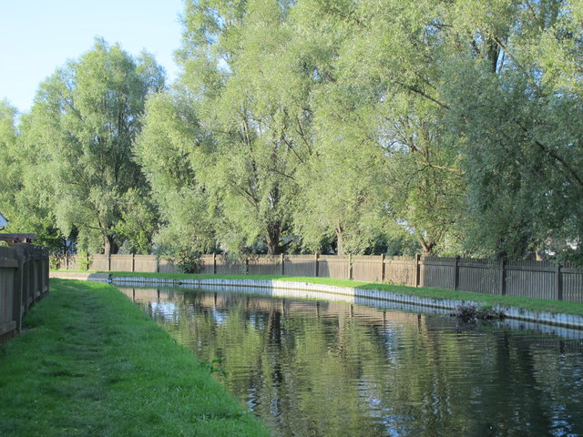 File:The New River by New River Crescent, N13 - geograph.org.uk - 4695351.jpg