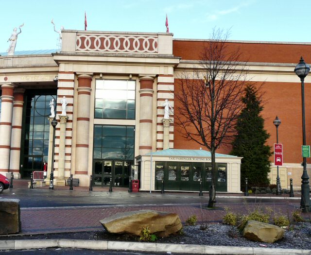 File:Trafford Centre - geograph.org.uk - 1075730.jpg