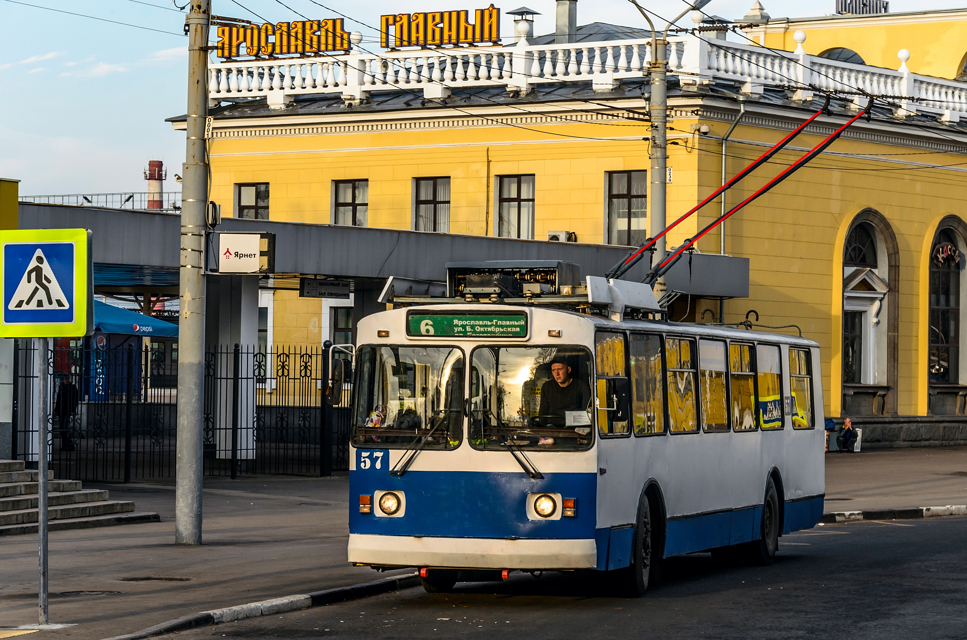 File:Trolleybus ZiU-682G in Yaroslavl 01a.jpg - Wikimedia Commons