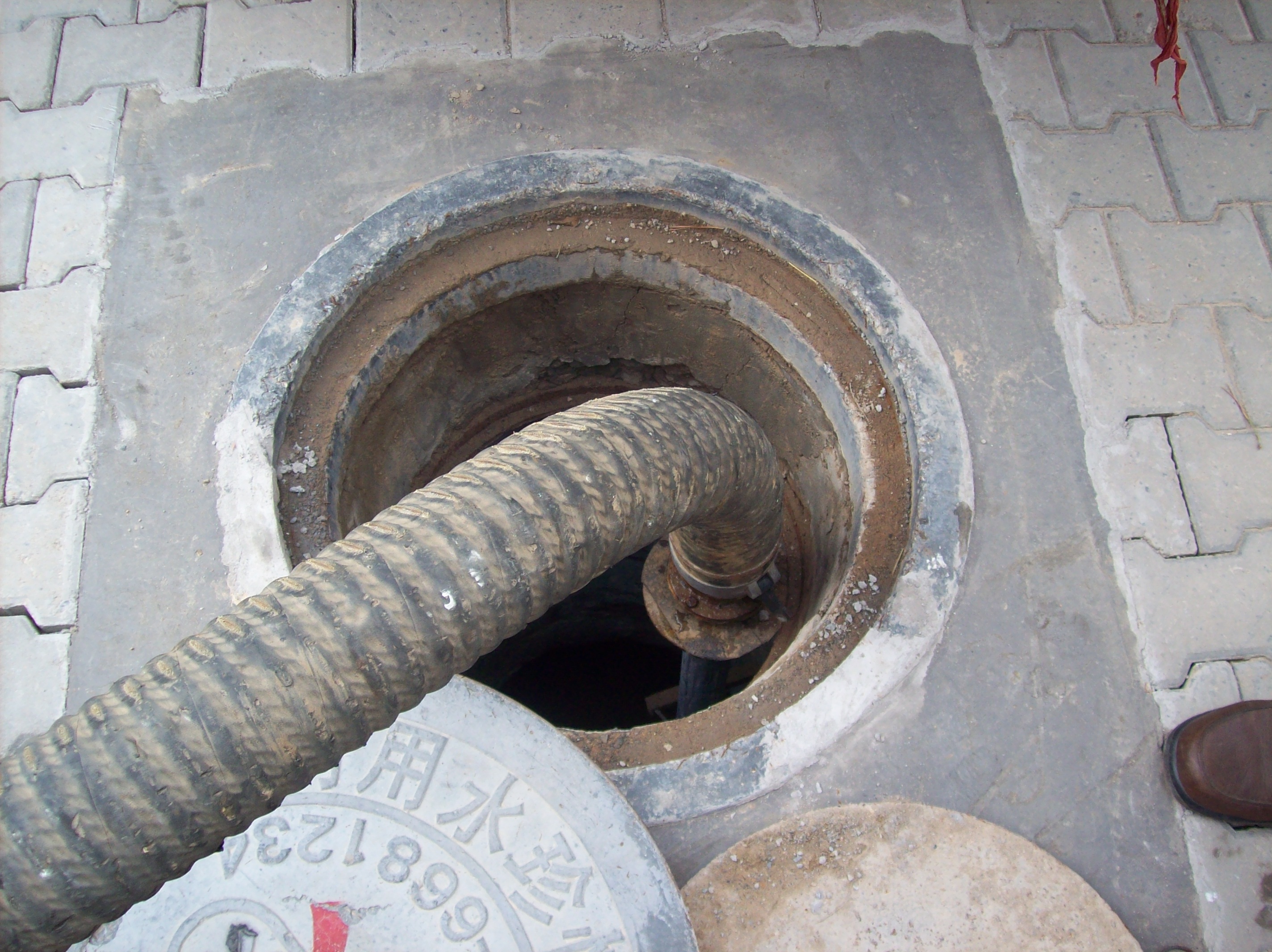 File:Urine tank emptying with vacuum truck (3010615730).jpg - Wikimedia Commons