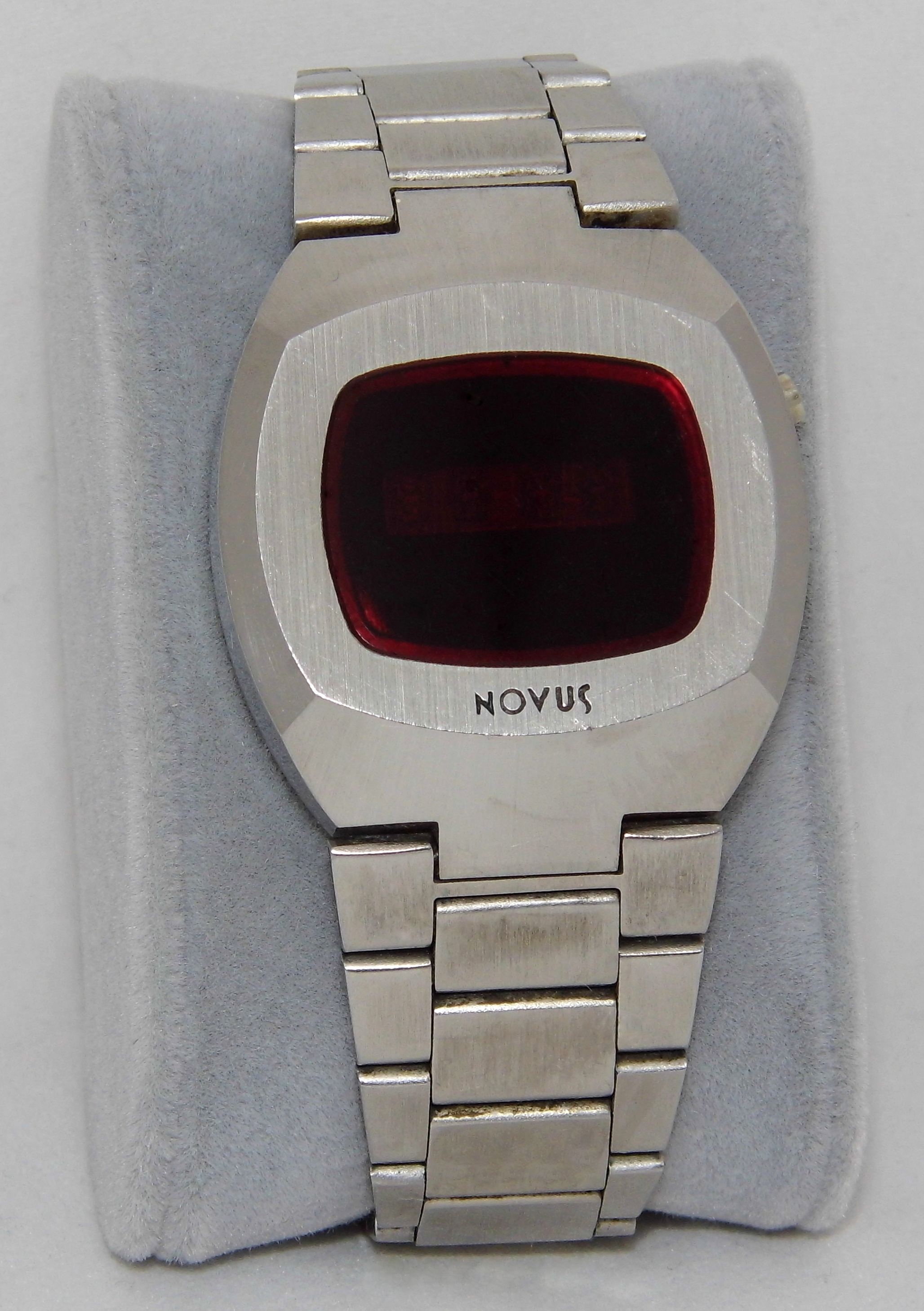 Fæstning Meningsløs ret File:Vintage Novus (Consumer Division Of The National Semiconductor  Corporation) Men's Electronic Quartz Wrist Watch With Red LED Display,  Original Band, Circa 1970s (26987568032).jpg - Wikimedia Commons