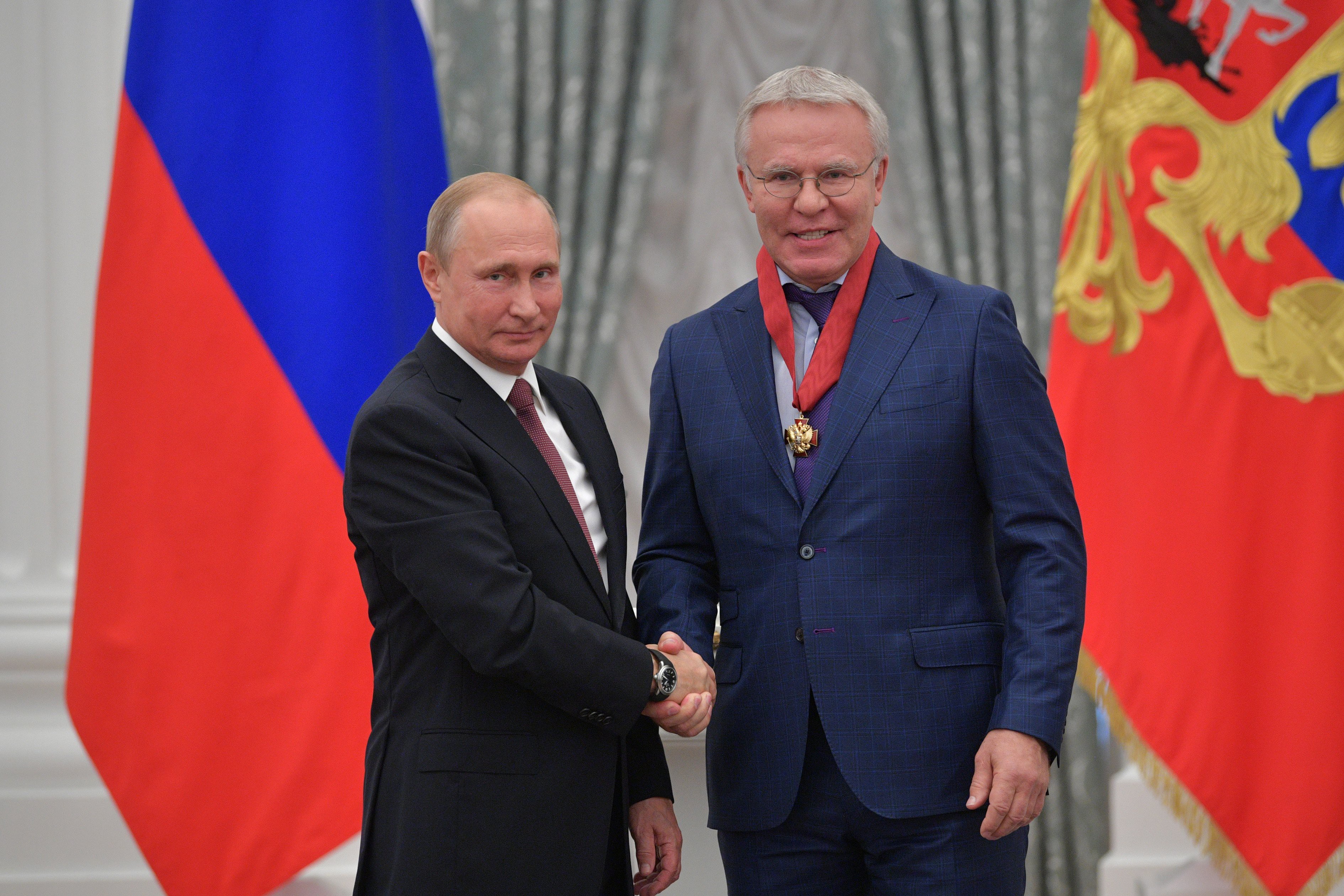 https://upload.wikimedia.org/wikipedia/commons/4/4c/Vladimir_Putin_and_Viacheslav_Fetisov_2018-06-27.jpg