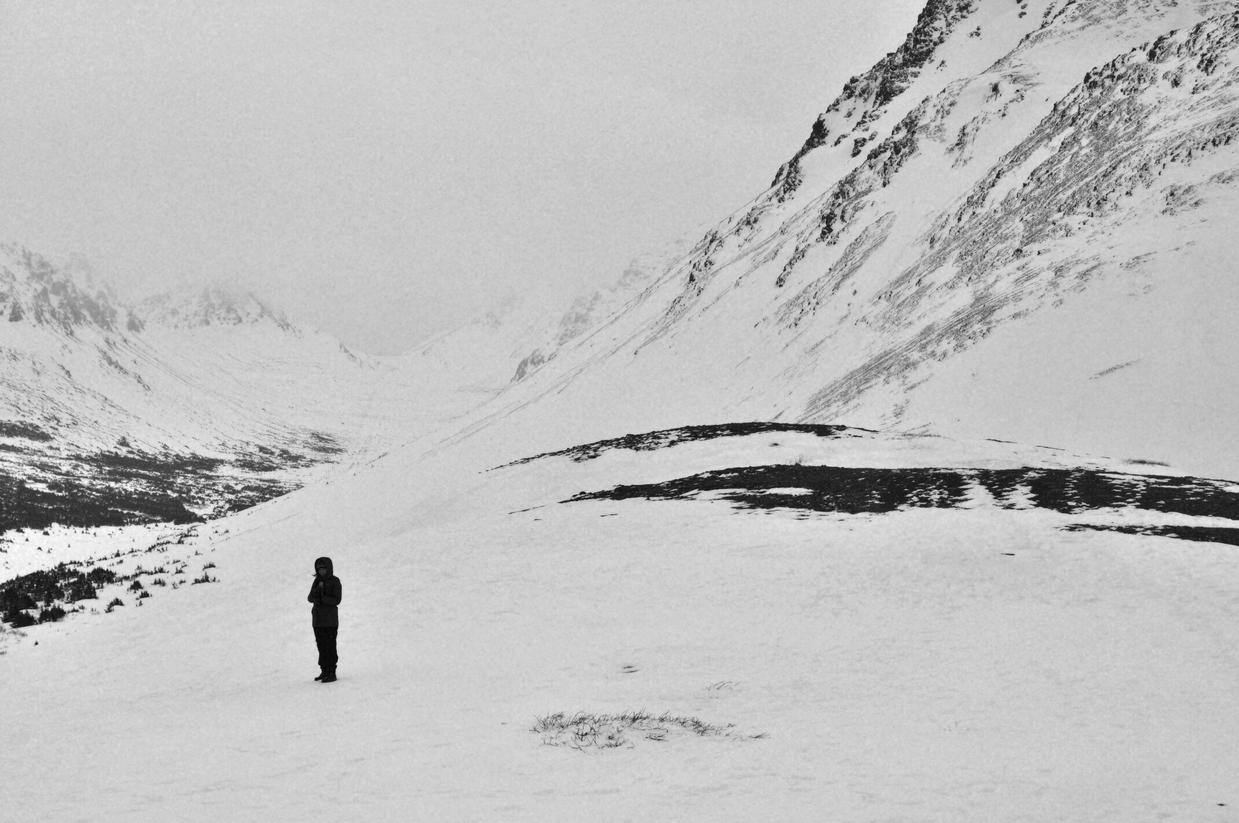 Hills and far away. Аляска горы на грани. Палец дьявола гора Аляска. Глен Альпс художник. Over the Alps.