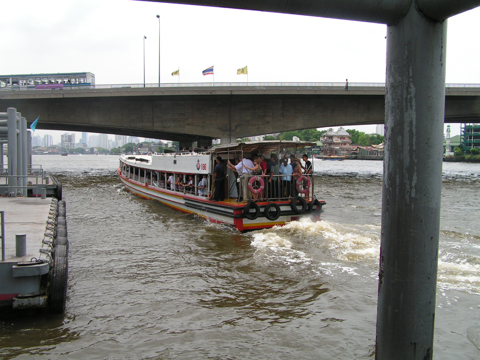 Речной общественный транспорт. Речной трамвай Бангкок. Речной автобус. Речной порт Бангкоке. Речная маршрутка.