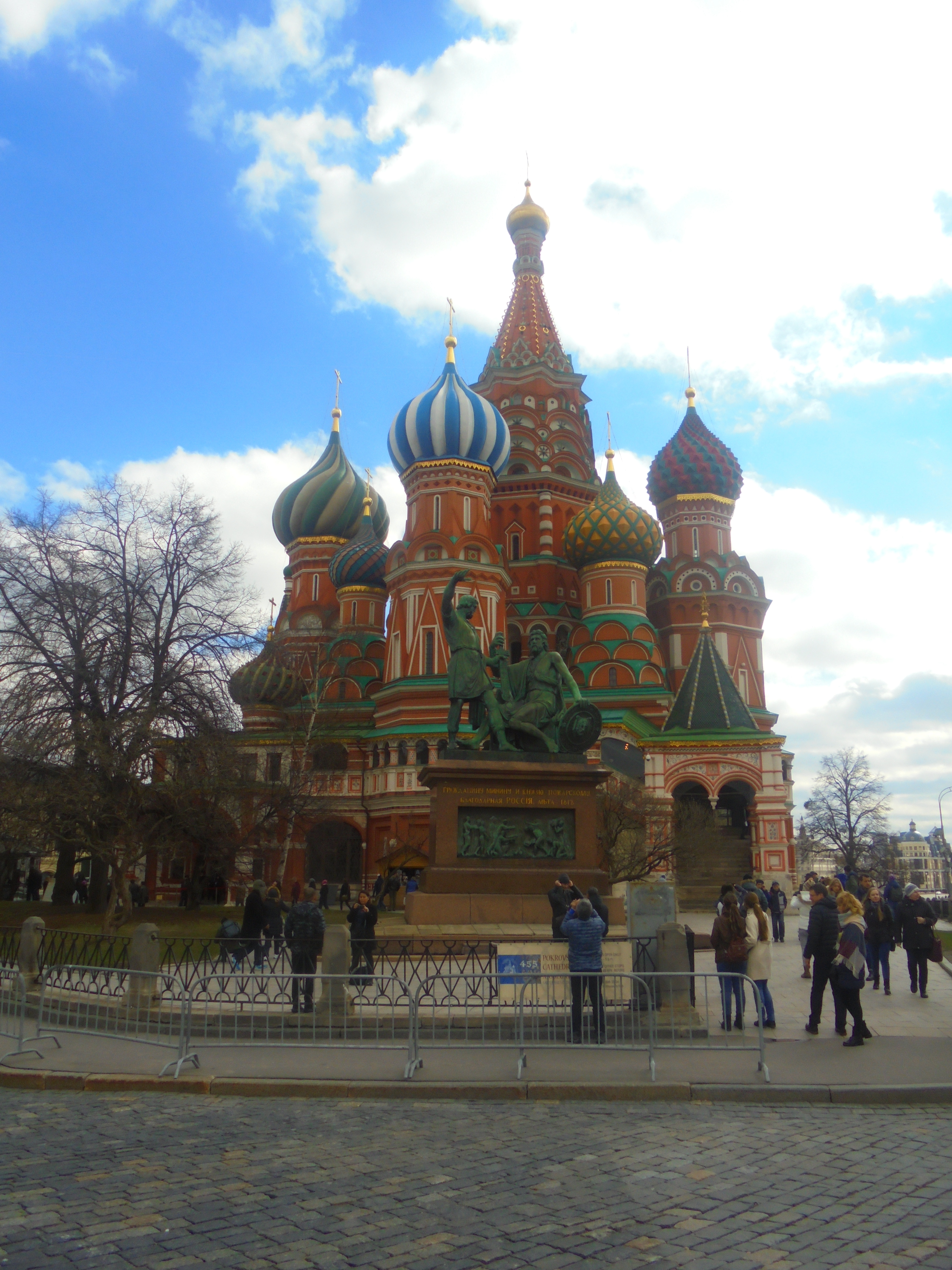 Front moscow. Храм Покрова на рву. Храм Блаженного осветлённый. Фото девушки рядом с собором Василия Блаженного. Камень Блаженного Филиппа Луганск.