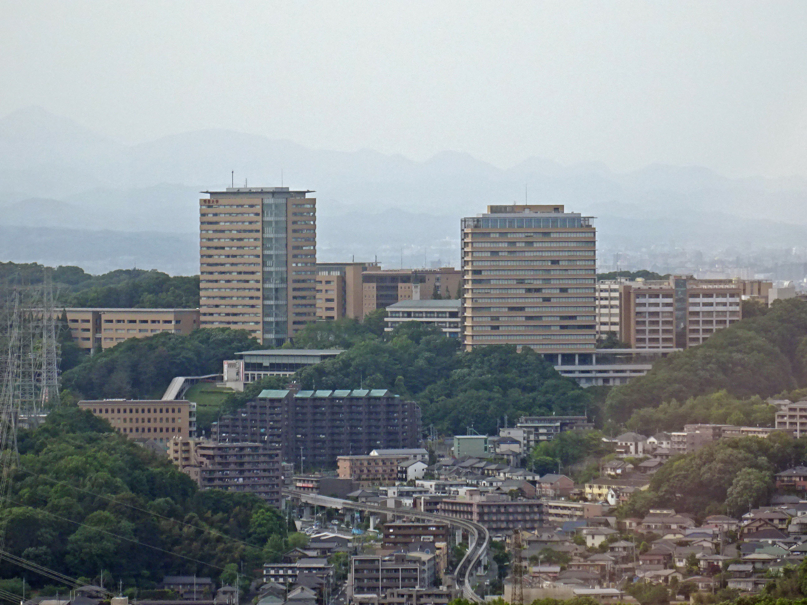 ファイル 多摩センターのベネッセビルから見る明星大学日野キャンパス Jpg Wikipedia