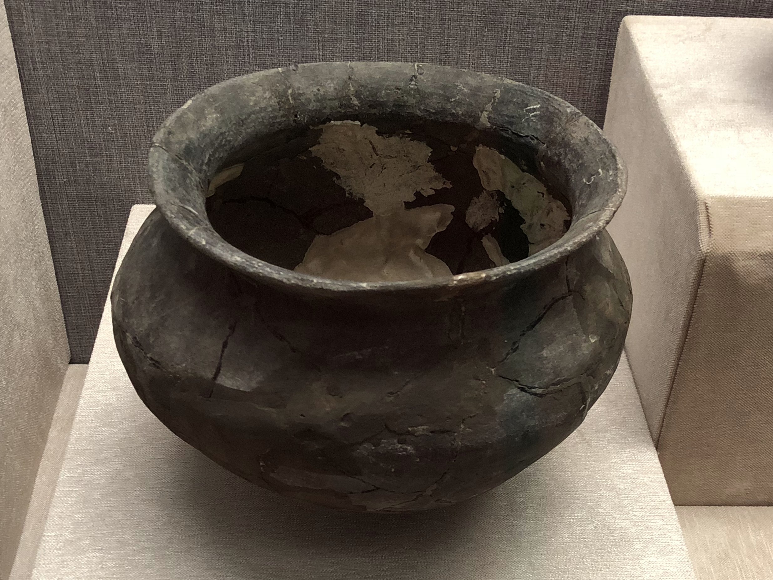 File:Ancient iron pot.JPG - Wikimedia Commons