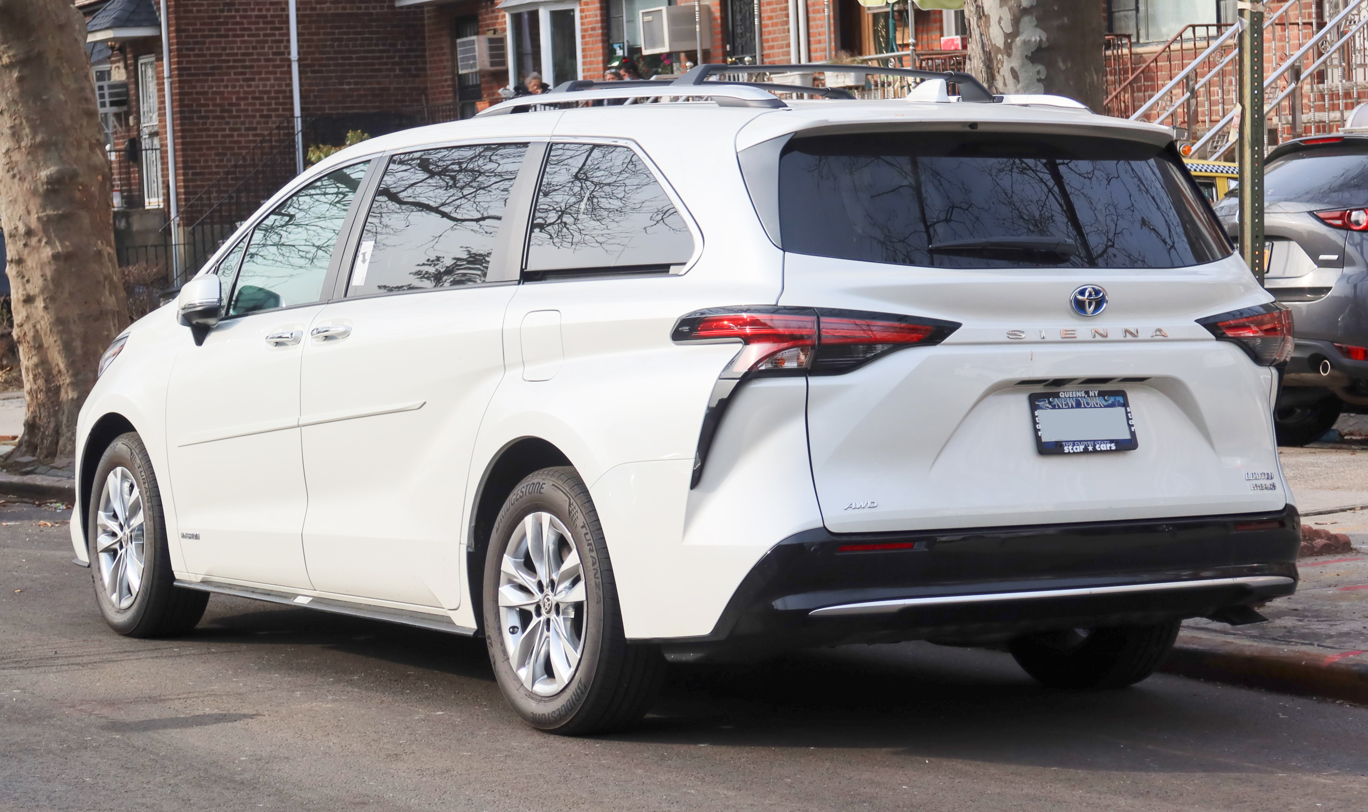 ファイル:2021 Toyota Sienna Hybrid Limited, rear 1.14.21.jpg