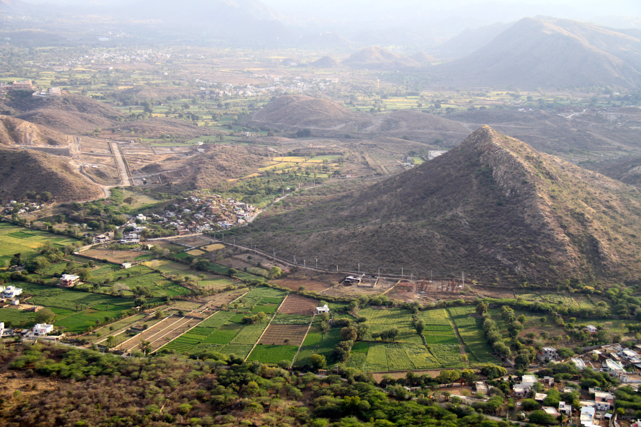 A_view_of_Villages_and_farms_in_south_Rajasthan_India.jpg