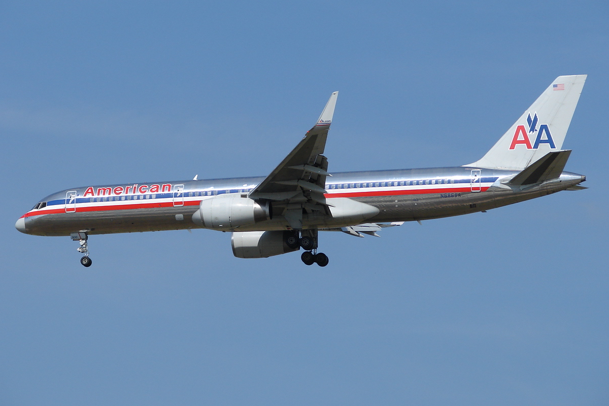 American Airlines Boeing 757-200 @ DFW (9396649134).jpg