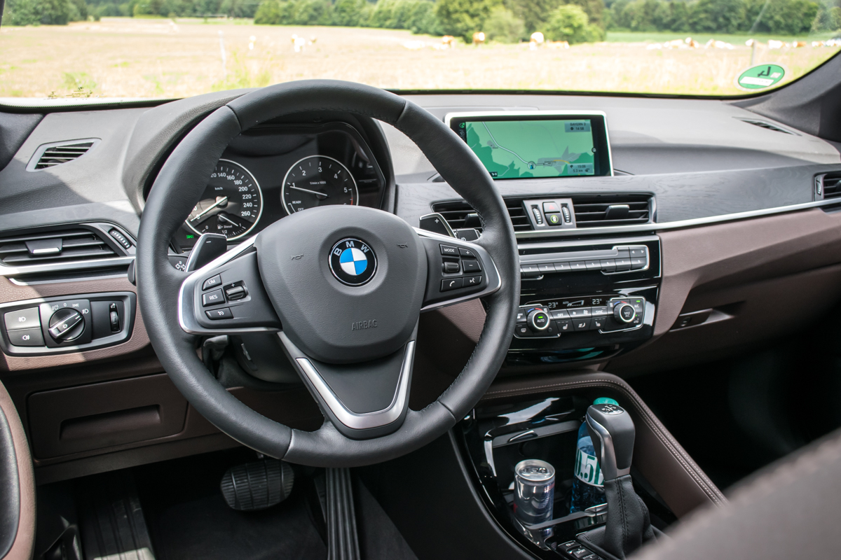 File:BMW X1 xDrive25d (F48) - Innenraum.jpg - Wikimedia Commons