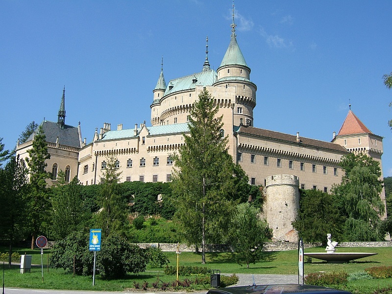 File:Bojnice - zámok - panoramio.jpg