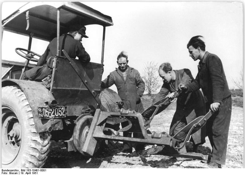 File:Bundesarchiv Bild 183-10401-0001, Konstrukteure mit Schnellpflug.jpg