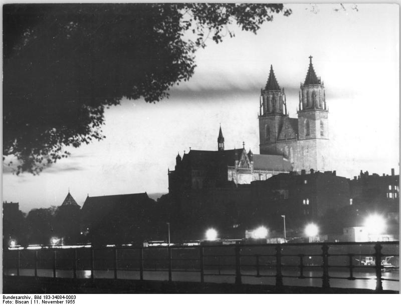 Bundesarchiv_Bild_183-34084-0003,_Magdeburg_bei_Nacht.jpg