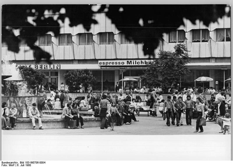 File:Bundesarchiv Bild 183-W0706-0004, Berlin, Alexanderplatz, Springbrunnen.jpg