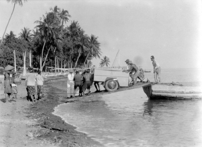 File:COLLECTIE TROPENMUSEUM Aankomst per boot op Bali van de aanhangwagen van een auto TMnr 10027609.jpg