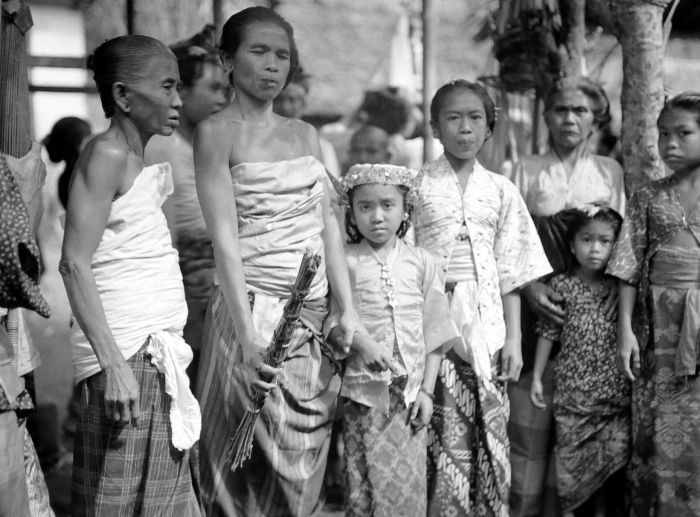 File:COLLECTIE TROPENMUSEUM Balinese vrouwen op het sterfhuis TMnr 10005077.jpg