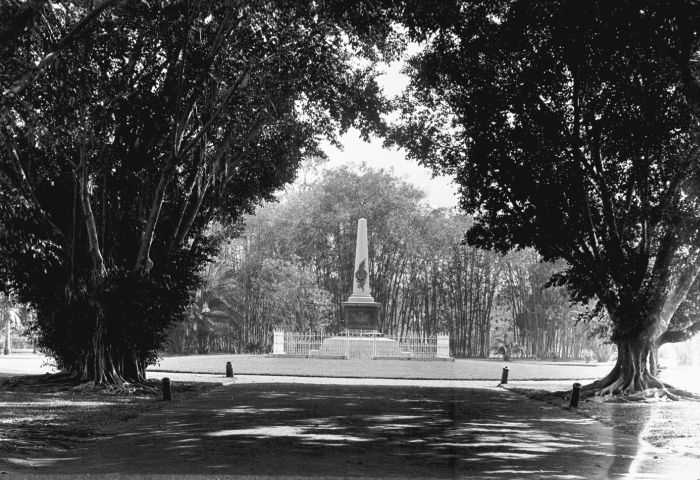 File:COLLECTIE TROPENMUSEUM Het Lombok-monument TMnr 60017210.jpg