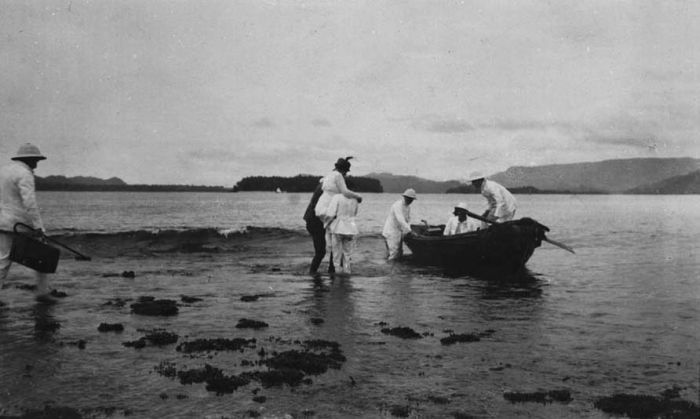 File:COLLECTIE TROPENMUSEUM Vrouw wordt naar de roeiboot gedragen tijdens een uitstapje naar de Baai van Tapanoeli TMnr 60021682.jpg