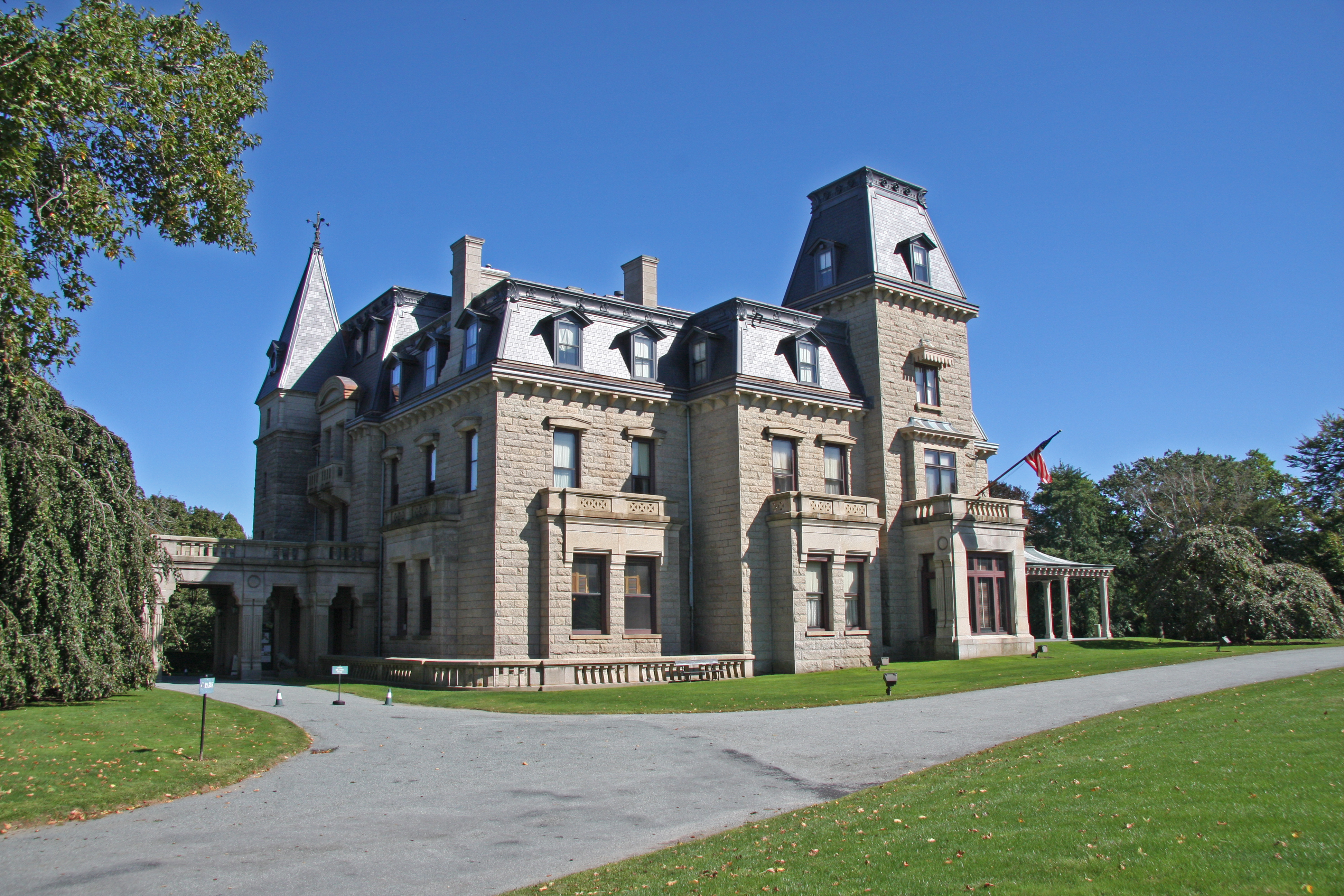 Шато сюр. Замок Rhode Island. Особняк Шато-сюр-мер в Ньюпорте. Belcourt Castle штат род Айленд. Особняк в стиле Шато в Ньюпорте.