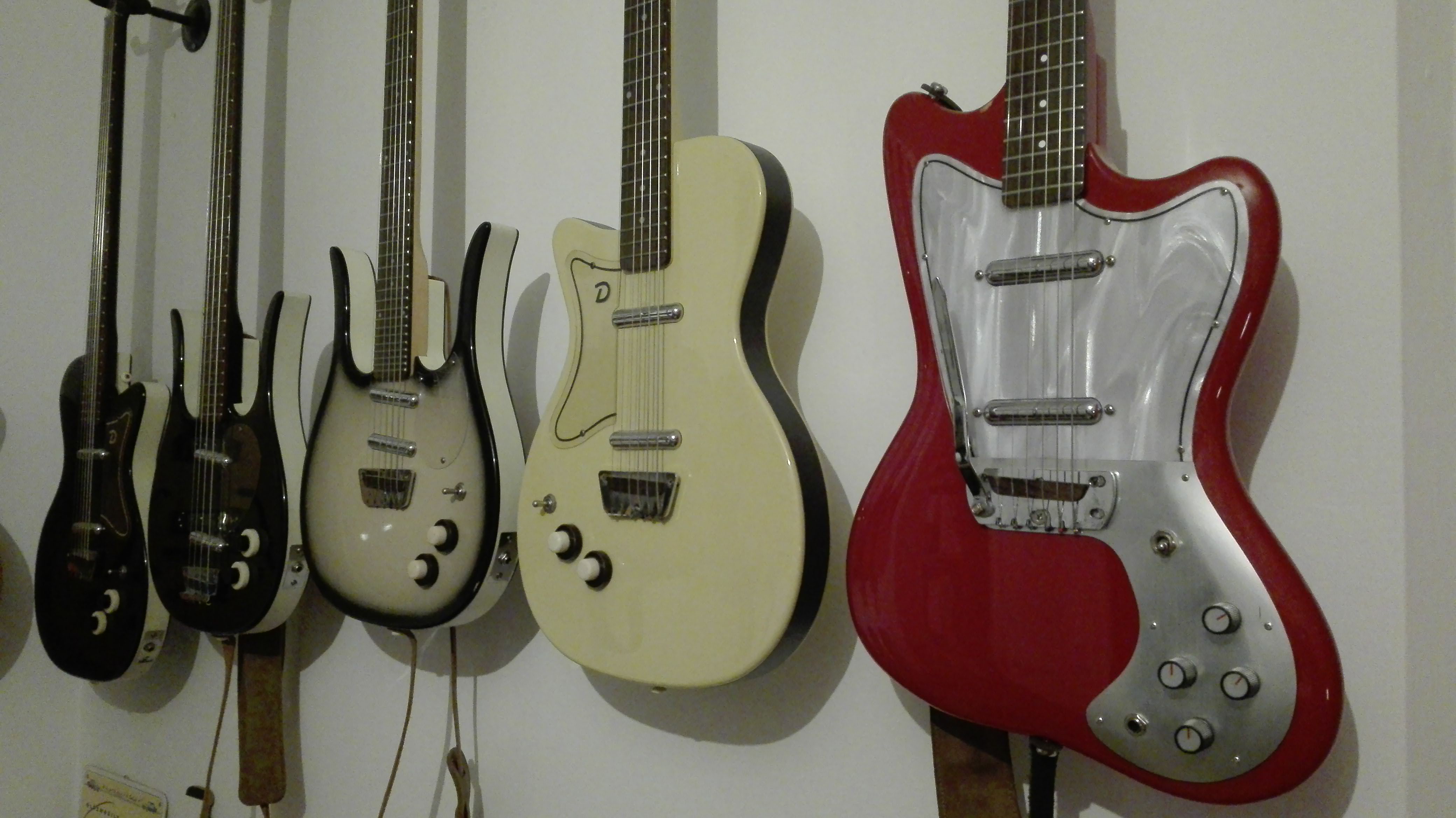 File:Danelectro Baritone, 58 Longhorn Bass, Guitarlin, 56 U2 Lefty