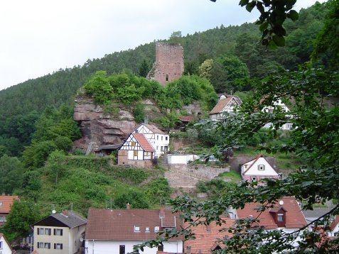 File:Elmstein mit burg.jpg