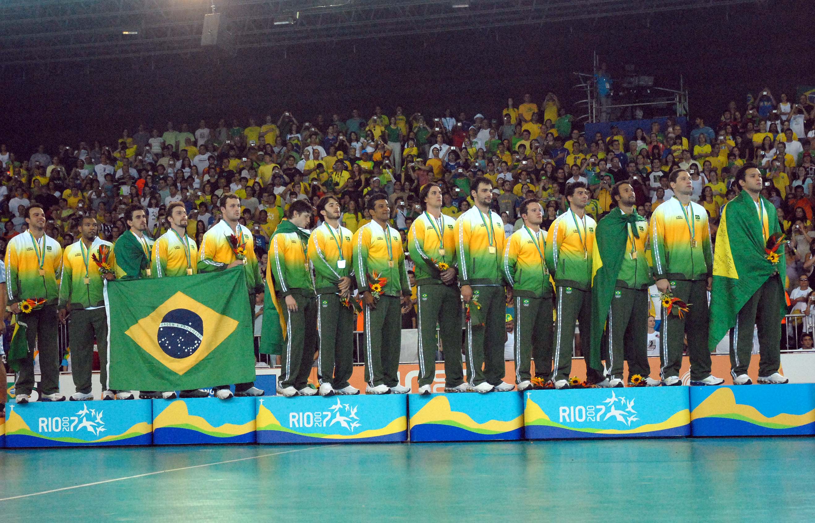 No pódio após ganhar a medalha de ouro nos [[Jogos Pan-Americanos de 2007