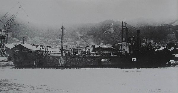 1946年末から1947年初め、因島で解体直前の「箕面」[1]