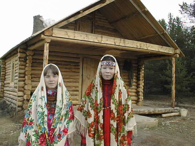 File:Khanty women in Man Uskve.jpg