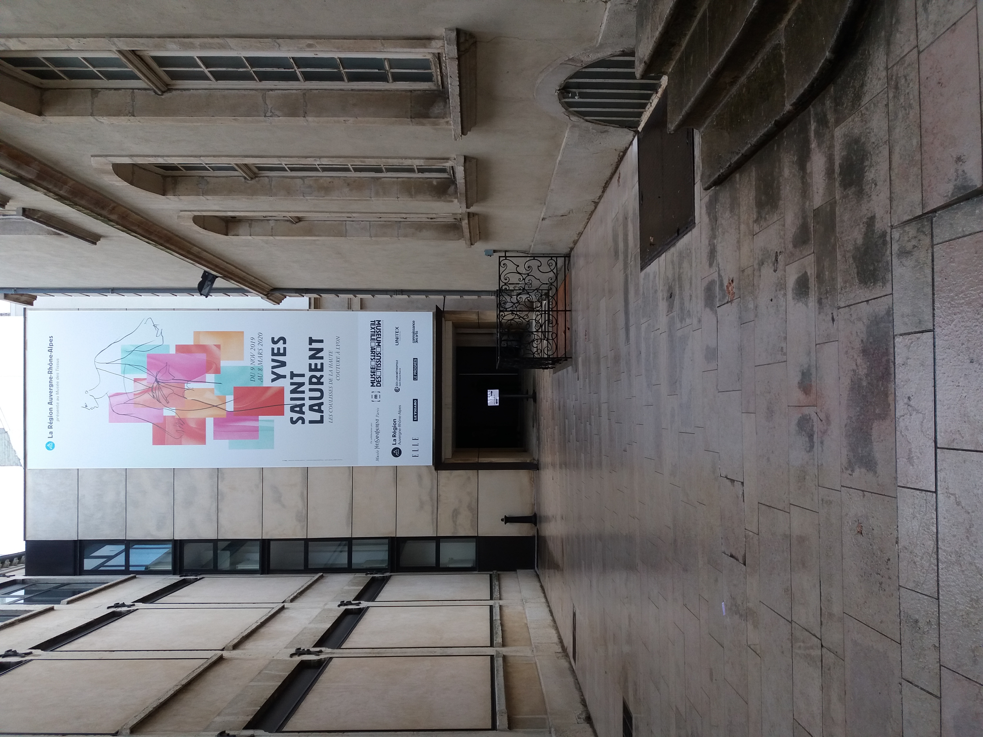 File:Lyon 2e - Hôtel de Villeroy, entrée de l'exposition Yves Saint  Laurent, les coulisses de la haute couture à Lyon.jpg - Wikimedia Commons