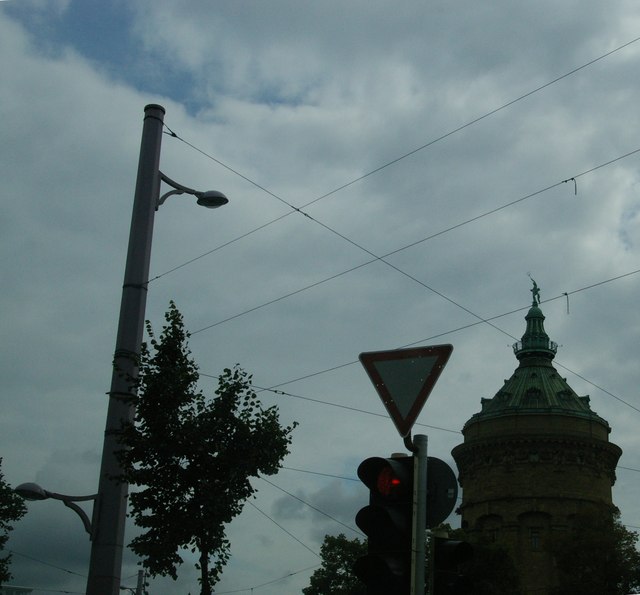 File:Mannheim- Wasserturm und Verkehrsampel - geo.hlipp.de - 24858.jpg