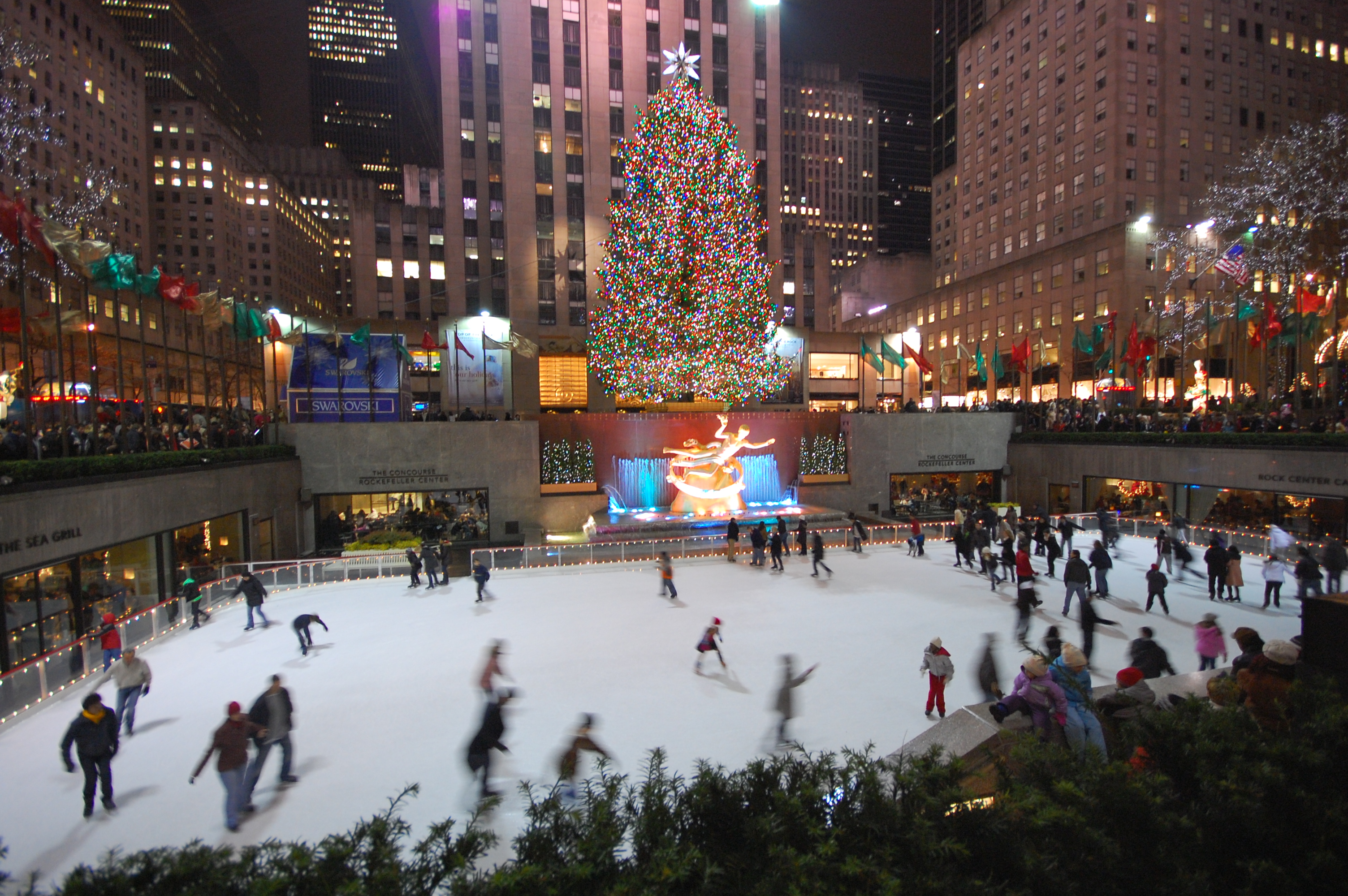 File:New York Christmas tree and skating-rink.jpg - Wikimedia Commons