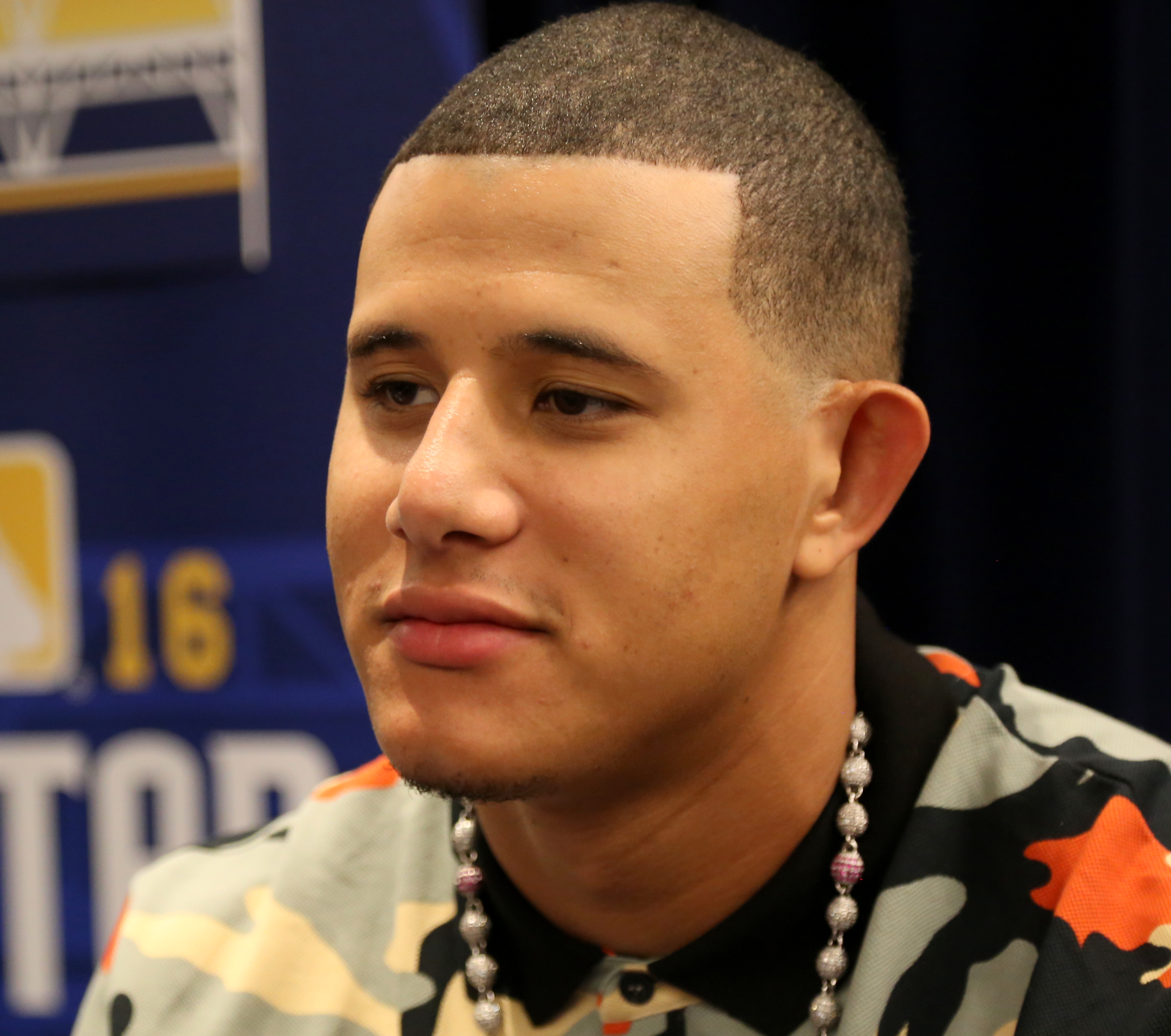 File:Orioles slugger Manny Machado talks to reporters at 2016 All-Star Game  availability. (28195409120).jpg - Wikimedia Commons