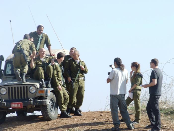 PikiWiki Israel 2269 Journalists take reserve officers Interview עיתונאים מראיינים קציני מילואים.JPG