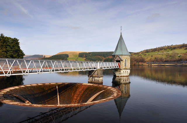 File:Pontsticill Reservoir and the outflow - geograph.org.uk - 1208896.jpg