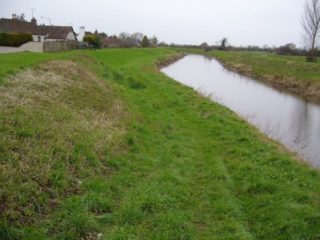 File:River Yeo Levee - geograph.org.uk - 338182.jpg