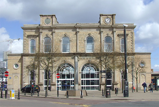 File:The Queen's Building, Wolverhampton - geograph.org.uk - 1244806.jpg