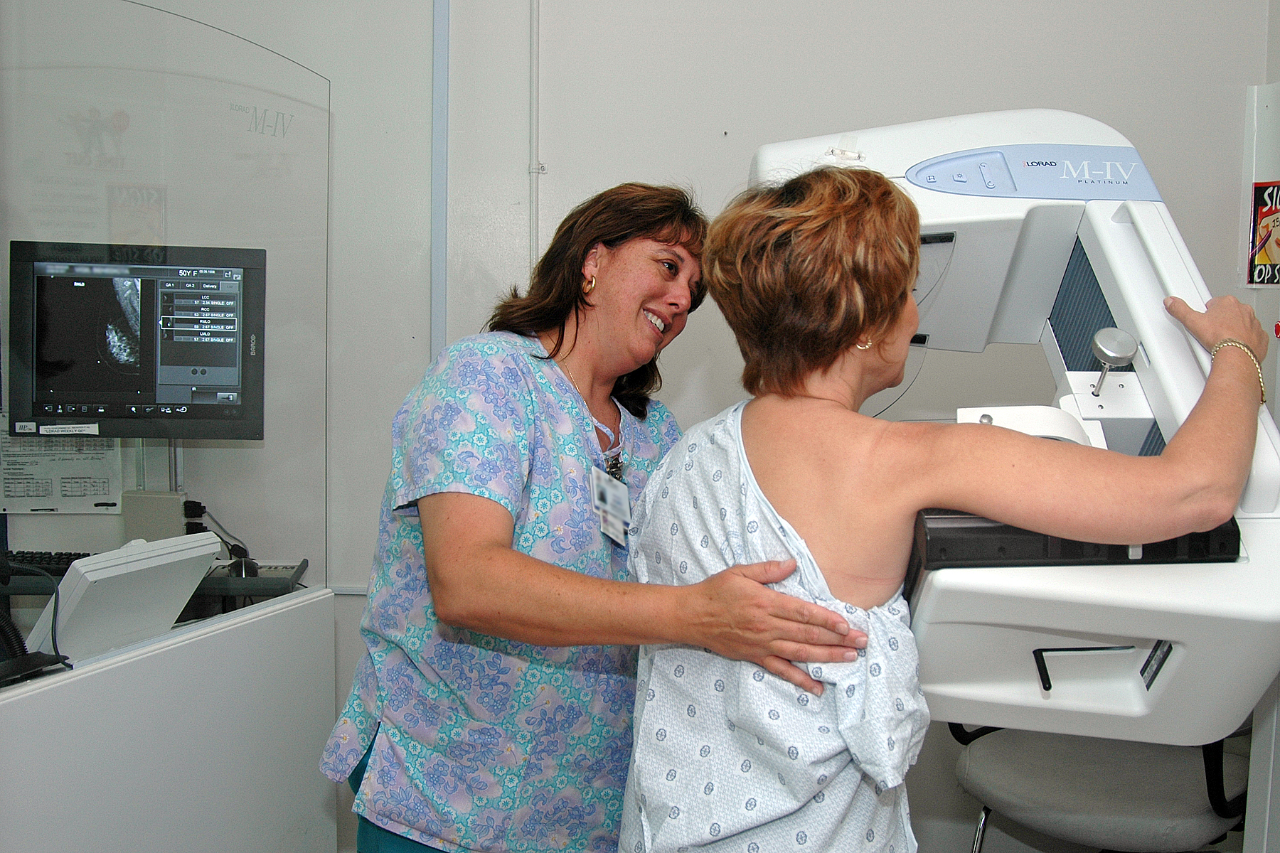 Пройти маммографию платно. Малоинформативная маммография. Маммография молочных желез. Аппарат для маммографии.