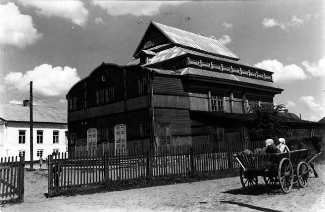 File:Vilkaviškis Wooden Synagogue 04.jpg